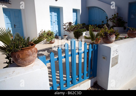 Blaues Tor und Hof Imerovigli Santorini Cyclades Griechenland Stockfoto