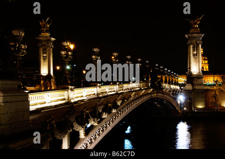 Alexandre III Bridge bei Nacht, Pont Alexandre III, Paris, Frankreich, Europa Stockfoto