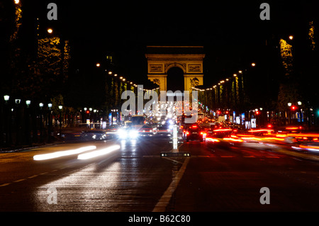 Mit Blick auf den Arc de Triomphe, Triumphbogen auf Champs Elysees bei Nacht, Paris, Frankreich, Europa Stockfoto