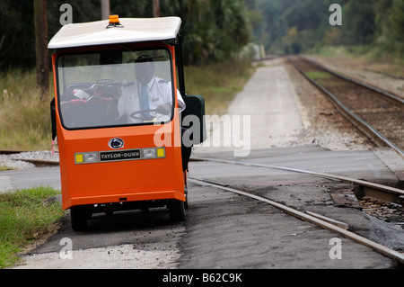 Amtrak Porter Elektro-Trolley mit Gepäck der Passagiere an Bord DeLand Bahnhof Florida Amerika USA fahren Stockfoto