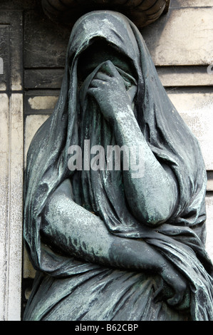 Statue auf einer alten Familie Mausoleum in dem Cimetière du Père Lachaise Friedhof in Paris, Frankreich, Europa Stockfoto