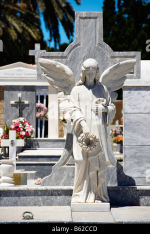 Engel-Statue am Friedhof in Rhodos, Insel Rhodos, Griechenland, Europa Stockfoto