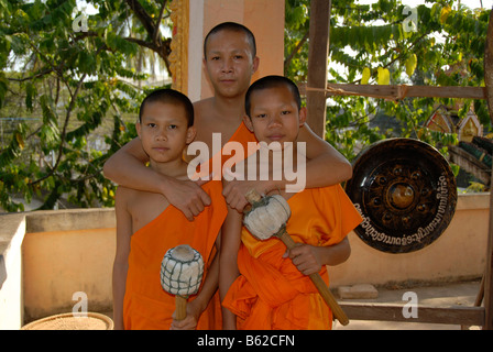 Buddhistischer Mönch umarmen zwei Novizen, Wat Phonxay, Vientiane, Laos, Südostasien Stockfoto