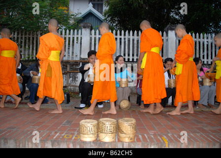 Buddhistische Mönche mit Betteln Schüsseln empfangen Almosen am Morgen, Luang Prabang, Laos, Südostasien Stockfoto