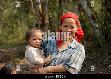 Lächelnde Mutter hält ihr Kind Xieng Khuang Provinz, Laos, Südostasien Stockfoto