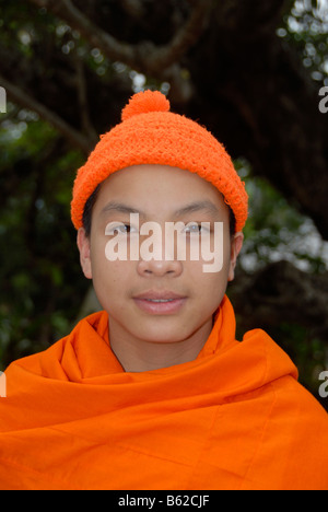 Porträt eines buddhistischen Novizen trägt einen orangefarbenen Hut, Provinz Phongsali, Laos, Südostasien Stockfoto