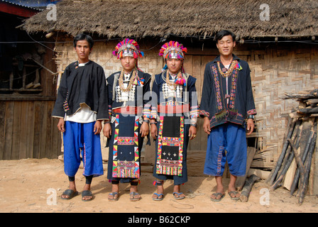 Junge Männer und Frauen von der Akha Lom ethnische Gruppe tragen bunte Trachten, Ban Noy, Provinz Phongsali, Laos, Sout Stockfoto