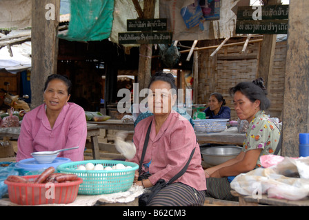 Marktfrau warten auf Kunden, Muang Mai, Provinz Phongsali, Laos, Südostasien Stockfoto