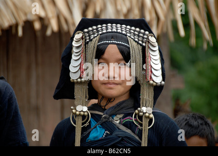 Portriat einer jungen Frau des Stammes Akha Phixo, traditionelle Kopfbedeckung verziert mit Münzen, Ban Phapoun Mai, Phongsali Provi Stockfoto