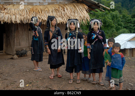 Vier Frauen des Stammes Akha Phixo in traditioneller Tracht mit Kindern, Ban Phapoun Mai, Provinz Phongsali, Laos, Süd-Ost Stockfoto