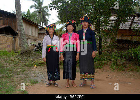 Drei Frauen des Stammes Tai Dam in Tracht, Ban Monesavanh, Provinz Phongsali, Laos, Südostasien Stockfoto
