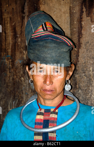 Porträt einer alten Frau des Stammes Akha Pala trägt einen traditionellen Turban und großen silbernen Ring um den Hals, Ban Saenkham Stockfoto