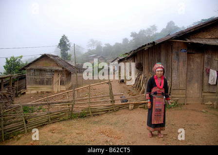 Junge Frau des Stammes Akha Pala tragen bunte Tracht stehen im Dorf Ban Saenkham Tai, Phongsali P Stockfoto