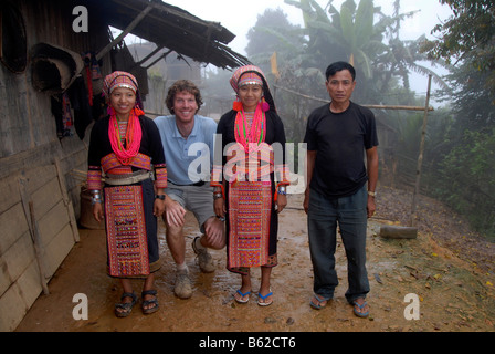 Gruppenbild der Entwicklung Hilfe Arbeiter mit jungen Frauen des Stammes Akha Pala gekleidet in bunten Trachten, Verbot Stockfoto
