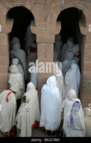 Äthiopische orthodoxe Frauen tragen weiße Umhänge am Eingang des monolithischen Beta Medhane Alem Kirche, Lalibela, Äthiopien, Af Stockfoto