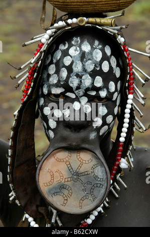 Porträt einer jungen Frau aus dem Stamm der Mursi mit einer Lippe Platte und weiße Punkte im Gesicht schwarz, in der Nähe von Jinka, Äthiopien, Afrika Stockfoto