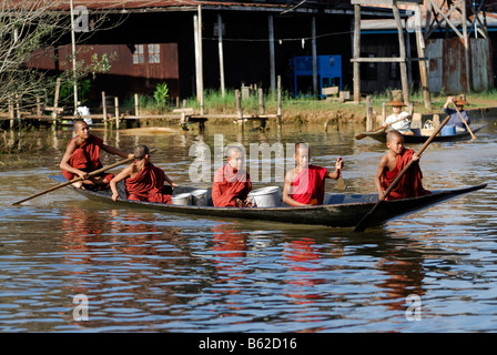 Fünf junge Mönche in einem Boot, Inle-See, Myanmar, Birma, Südostasien Stockfoto