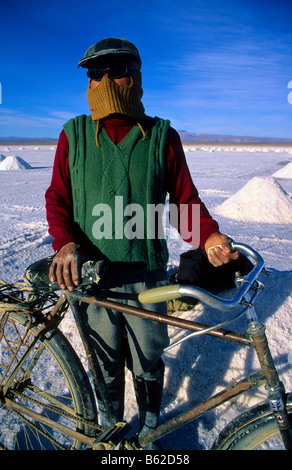 Lidio Ramos ist seit Band Wurm zehn Jahre Salar de Uyuni Bolivien Tagebuch an den salar angestellt. Stockfoto