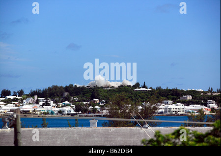 Die meisten ehemaligen Club Med Hotel ist jetzt zusammengebrochen und eine riesige Staubwolke bildet. Stockfoto