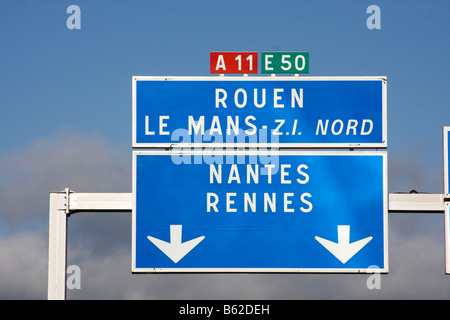 Zeichen, die auf französischen Autoroutes - Rouen nach Le Mans Stockfoto