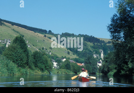 Kanufahren auf dem Fluss Altmühl in Bayern Altmühltal Tal Stockfoto