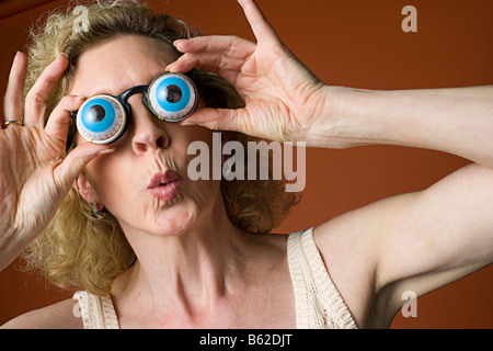 Porträt einer Frau, Clownerie und Neuheit Brillen tragen Stockfoto