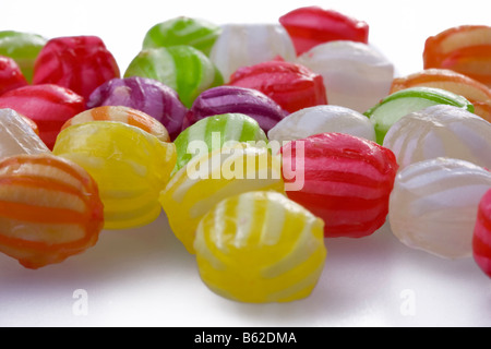 bunte harte Süßigkeiten auf weißem Hintergrund Stockfoto