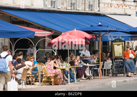 Restaurants entlang der Kante der Marina im alten Hafen von La Rochelle Charente Maritime France Stockfoto