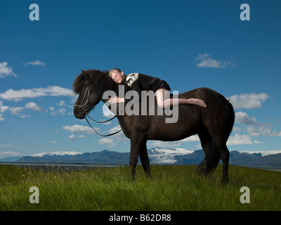 Junges Mädchen ohne Sattel auf ihrem Pferd, Hofn, Hornafjördur Fjord Ost-Island Stockfoto