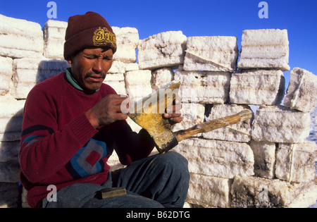 Inocencio Flores schärft es eine Axt in einen Mantel von Blöcken Salz gebaut. Salar de Uyuni. Bolivien. Stockfoto