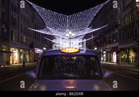 Regent street Weihnachtsbeleuchtung und London taxi Stockfoto