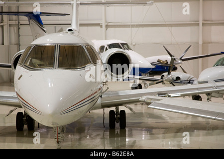 Waterford Michigan Private Flugzeuge in einem Hangar am Flughafen Oakland County Stockfoto