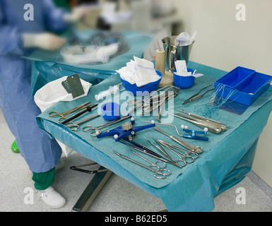 Medizinische Instrumente während der Gehirnchirurgie, gutartigen Tumor, Reykjavik Island zu entfernen Stockfoto