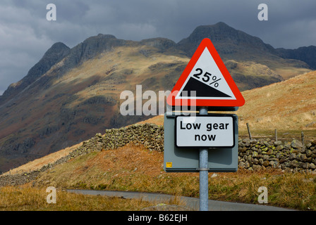 Verkehrszeichen Achtung der steilen Hügel, 1-in-4, an Spitze der Langdale Tal mit Langdale Pikes im Hintergrund, Lake District, Cumbria uk Stockfoto