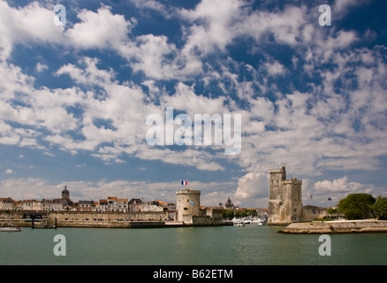 Die Türme von La Chaine und St. Nikolaus am Eingang zum alten Hafen von La Rochelle Charente Maritime France Stockfoto