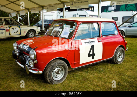 1964-Mini Cooper S Rallye-Auto auf der Koppel beim Goodwood Festival of Speed, Sussex, UK. Stockfoto