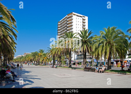 die Palme gesäumten Strandpromenade Salou in Spanien Stockfoto