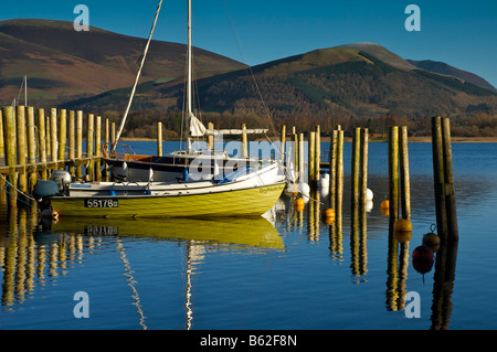 Boote vertäut am Nichol Ende Marine am Derwent Water, in der Nähe von Keswick, Nationalpark Lake District, Cumbria, England UK Stockfoto