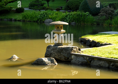 See und asiatischen Laterne im japanischen Garten, Seattle, Washington, USA, USA, Nordamerika Stockfoto