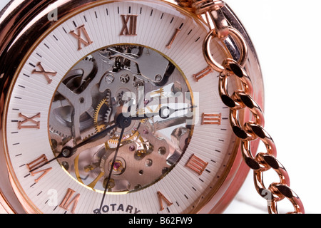 Nahaufnahme von gold Taschenuhr auf weißem Hintergrund Stockfoto