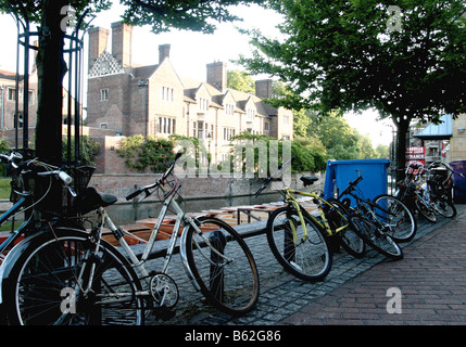 Das College of St. Mary Magdalene befindet sich im Zentrum von Cambridge neben der Brücke auf dem Fluss Cam, England, UK. Stockfoto