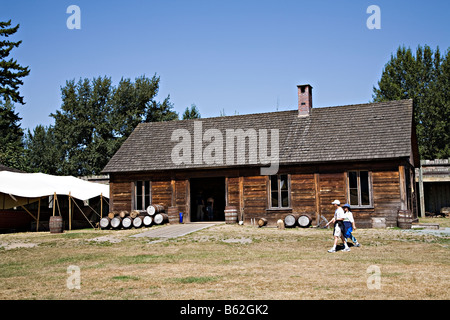 Besucher vorbei an die Küferei Fort Langley National Historic Site Fort Langley Canada Stockfoto