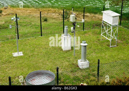 Wetterstation mit verschiedenen Regen und Wind Messgeräte von Furnas Lake Sao Miguel Island Azoren Stockfoto