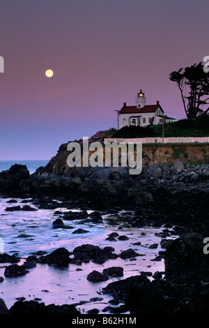 Vollmond-Einstellung in der Morgendämmerung über Batterie Point Leuchtturm Crescent City Del Norte County Kalifornien Stockfoto