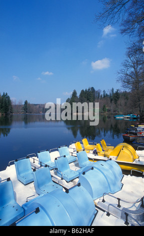 Tretboote am Ebnisee See, Schwäbische Alb, Schwäbisch Fränkischen Wald, Baden-Württemberg, Deutschland Stockfoto