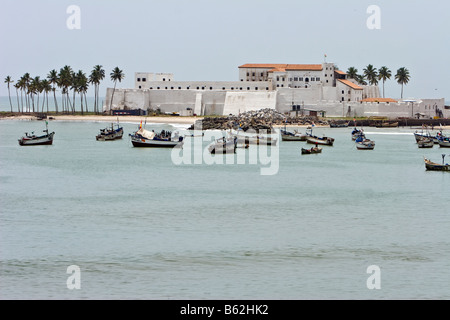 Traditionelle Fischerboote vor der Burg St. George in Elmina in der Nähe von Cape Coast, Ghana. Stockfoto