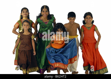 CHILD MODELS AUS KERALA IN TRADITIONELLER KLEIDUNG WÄHREND ONAM Stockfoto