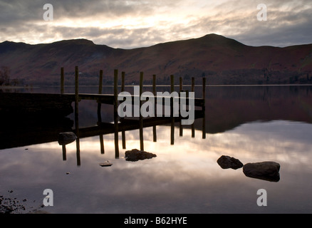 Holzsteg am Derwent Water, Borrowdale, in der Nähe von Keswick, Nationalpark Lake District, Cumbria, England UK Stockfoto