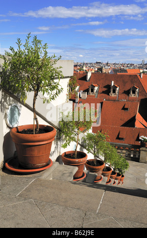 Die Dächer des kleinen Viertel und Skyline von Prag von Ledebour Garten gesehen Stockfoto