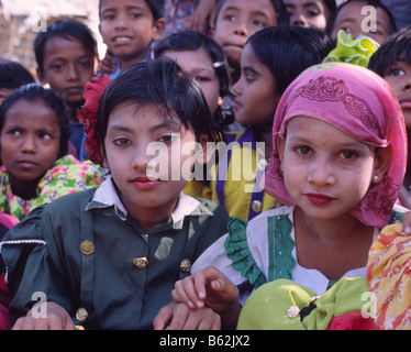 Rohingya-Kinder besuchen eine Schule in einem Flüchtlingslager in Cox's Bazar, im Süden von Bangladesch. Sie sind aus ihrer Heimat im Staat Rakhine, Myanmar, geflohen. Stockfoto